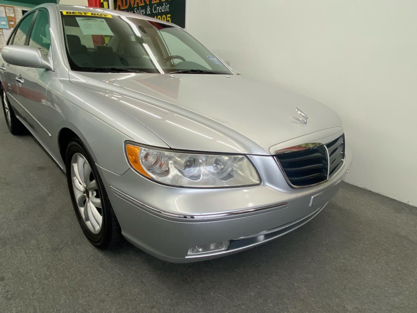 2007 SILVER /Tan Hyundai Azera AWD (KMHFC46F27A) with an 2.4L L4 DOHC 16V engine, 4-Speed Automatic Overdrive transmission, located at 533 S West End Blvd., Quakertown, PA, 18951, (877) 257-4995, 40.343994, -75.303604 - Photo#2